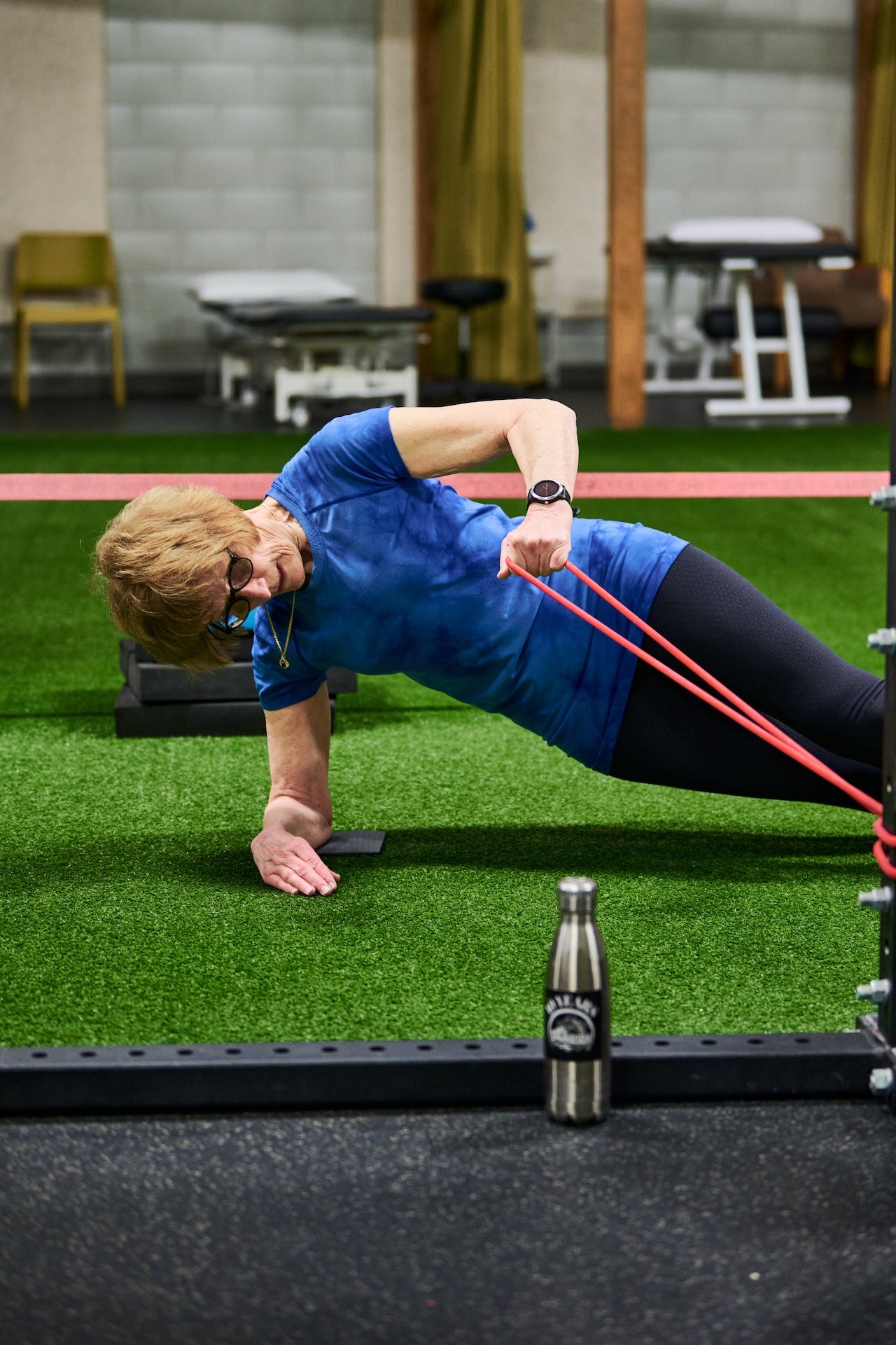 Human 2.0 group fitness member performs a core strengthening exercise during a group fitness class at Human 2.0 Ottawa Physiotherapy, Massage, & Gym South Keys Location